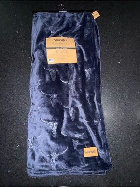 NEW Wrangler OVERSIZED ULTRA PLUSH 60x70” Navy Blue STEER SKULL EMBOSSED THROW